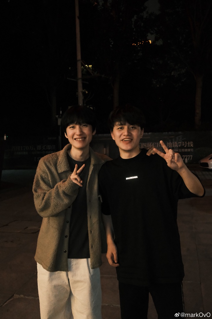 2020LGD再聚首!自由人辅助Mark晒出与老队友Peanut合照